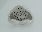 Anello chevalier con iniziale in argento 925%° e zirconi bianchi e neri R-0998